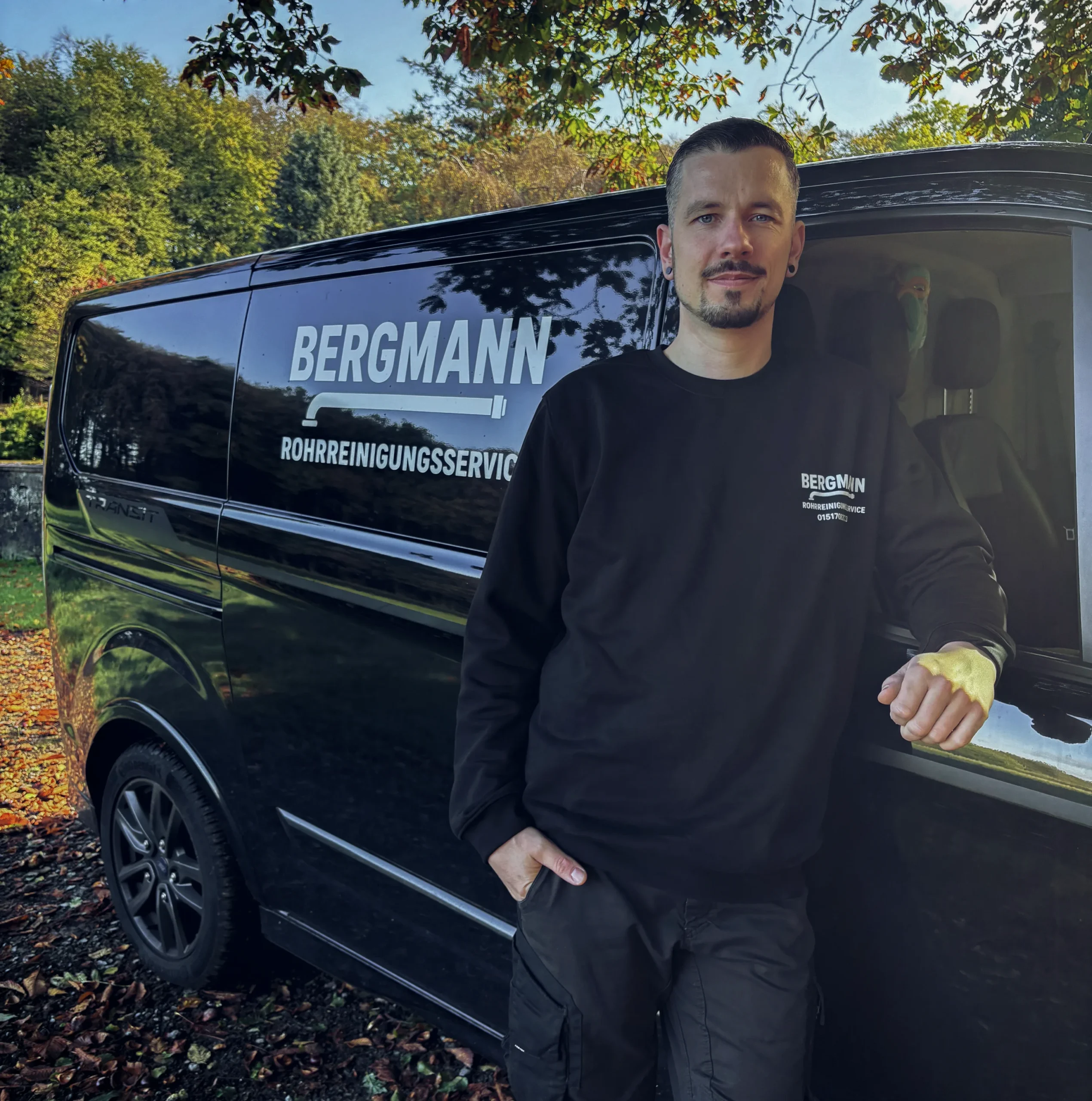 Curt Bergmann vor dem beschrifteten Einsatzfahrzeug von Bergmann Rohrreinigungservice